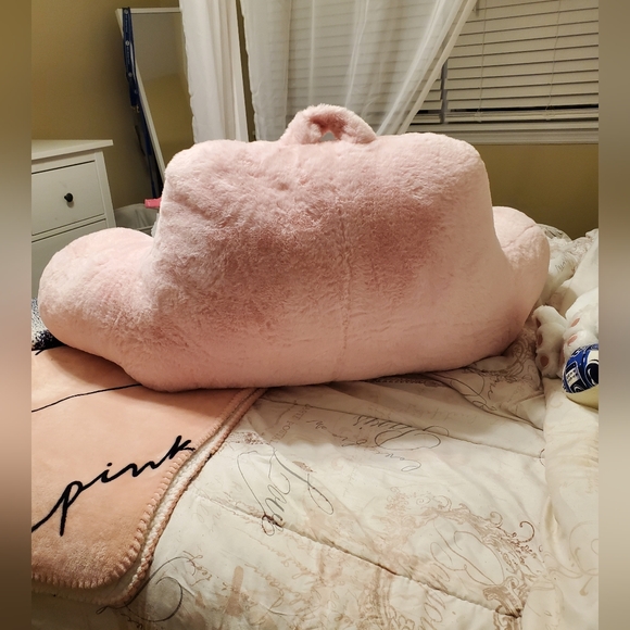 Pink faux fur reading pillow. - Picture 3 of 3